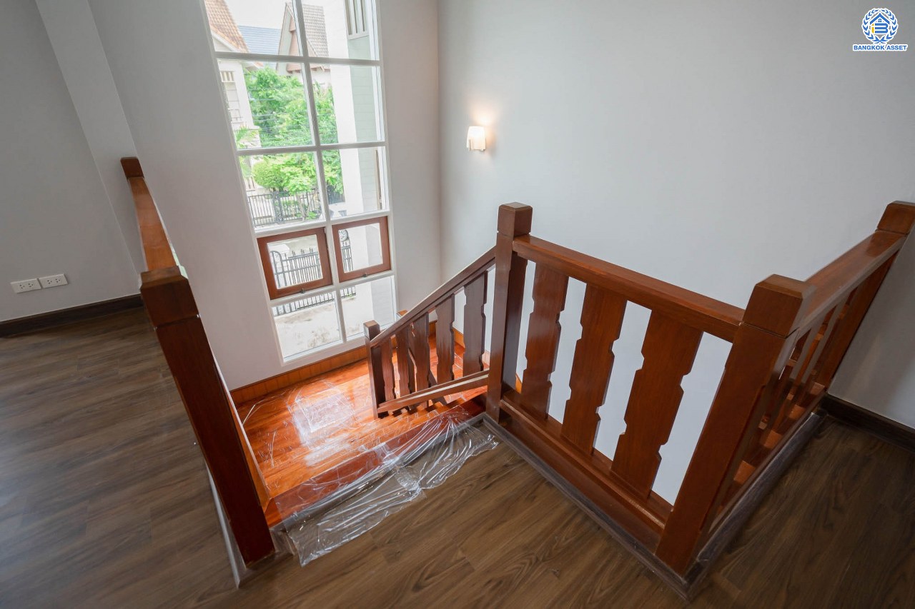 บ้านมือสองตกแต่งใหม่ แบรนด์ Q.House ม.ลัดดารมย์ ปิ่นเกล้า หลังใหญ่ตกแต่งเรียบหรู เนื้อที่ 92.8 ตร.ว. พื้นที่ใช้สอยเยอะถึง 320 ตร.ม. ฟังก์ชันจัดเต็ม 3 ห้องนอน 4 ห้องน้ำ 1 ห้องอเนกประสงค์ 1 ห้องแม่บ้าน จอดรถได้ 4 คัน พร้อม Living Room กว้าง บนทำเลศักยภาพ ใกล้เซ็นทรัลเวสต์เกต, วงเวียนพระราม5, ทางด่วน "กาญจนาภิเษก" และรถไฟฟ้า "สถานีตลาดบางใหญ่"